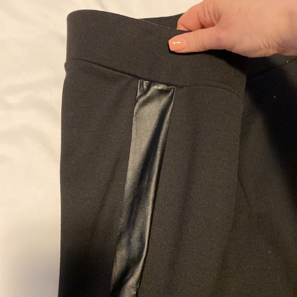 π 5/$20 π WHBM black leggings with faux leather side panels size large - Picture 5 of 16